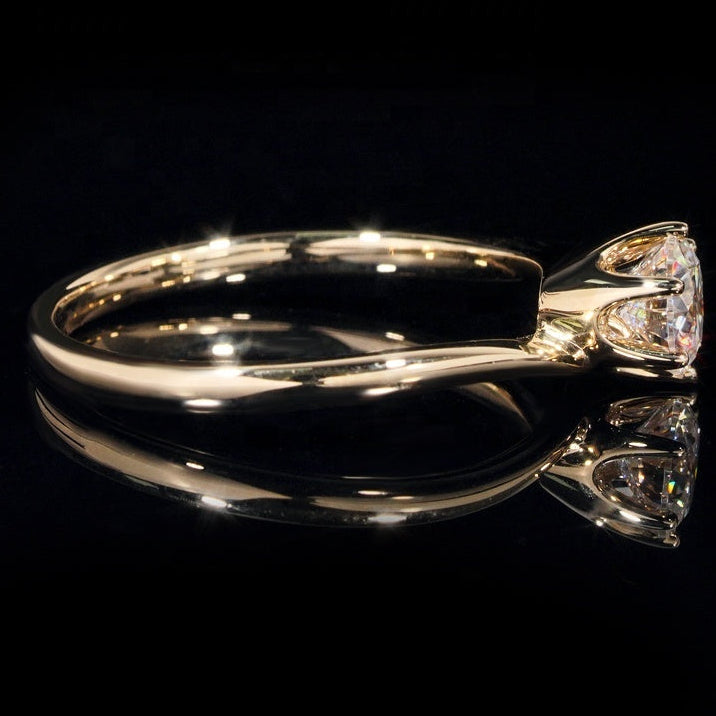 Gold ring with a diamond on a black background, featuring the Bling Diam brand.